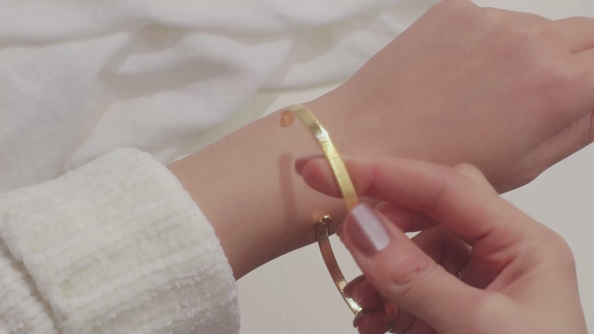 The Pretty Girl Bangle (Gold)
